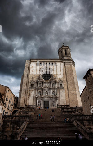Ciel d'orage au-dessus de la cathédrale de Saint Mary de Gérone, dans la vieille ville de Gérone en Catalogne, Espagne, Europe Banque D'Images