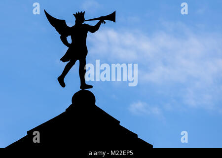 Girouette barrissements ange avec couronne silhouette contre le ciel bleu sur le toit d'un bâtiment dans la vieille ville de Gérone ville, Catalogne, Espagne, Europe Banque D'Images