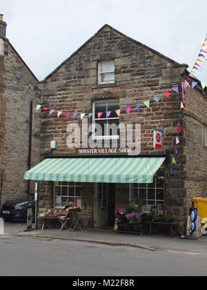 Winster village shop et bureau de poste, Derbyshire. Maintenant, exécutez et géré par le village comme un bien communautaire après la retraite d'anciens propriétaires Banque D'Images