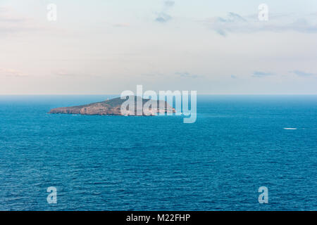 L'île de Tagomago ou Illa de Tagomago est une île privée au large de la côte est d'Ibiza, Espagne. Il y a une petite installation touristique dans lequel les politiciens un Banque D'Images