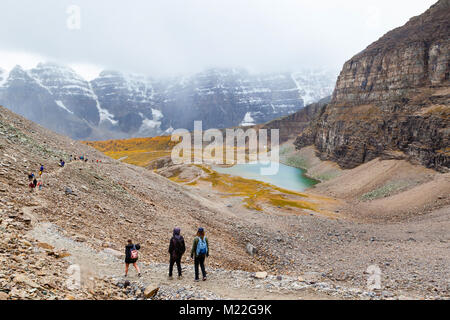 LAKE LOUISE, CANADA - SEPT 17, 2016 : Les randonneurs traversent le sentier rocheux au col Sentinel dans la vallée de mélèzes près du lac Louise dans le parc national de Banff, Alb Banque D'Images