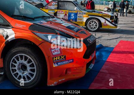 FORD FIESTA R5 rallye de voitures de course anciennes orange dans la vieille voiture de course LA LÉGENDE rallye 2017 Banque D'Images