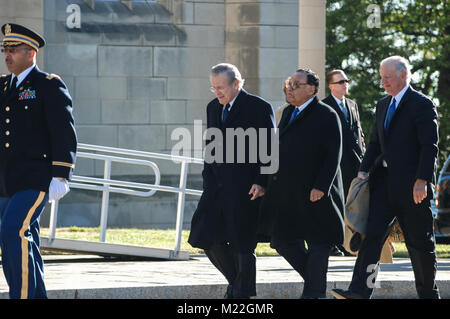 13e et 21e Secrétaire à la défense des États-Unis, l'Honorable Donald Rumsfeld, centre, arrive pour le service funèbre en l'honneur de l'état Président Gerald R. Ford à la cathédrale nationale de Washington, Washington, D.C., le 2 janvier 2007. Le président Ford a été le 38e président des États-Unis, et est décédé le 26 décembre 2006 à l'âge de 93 ans. (U.S. Marine Corps Banque D'Images