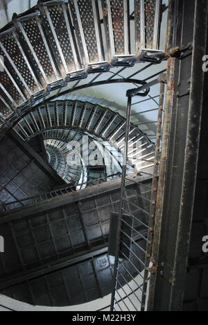 Un escalier à l'intérieur d'un phare du bas en haut. Banque D'Images