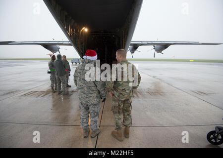 Les familles des aviateurs américains avec le 424e Escadron de la base aérienne, et des soldats américains affectés à la 39e Bataillon du signal, visiter Santa's C-130J Super Hercules, sur la base aérienne de Chièvres, 21 Décembre, 2017. Aviateurs à la 37e, 86e Escadron de transport aérien Airlift Wing, ont procédé à un vol d'entraînement avec le 86e Escadron d'évacuation aéromédicale. (U.S. Army Banque D'Images