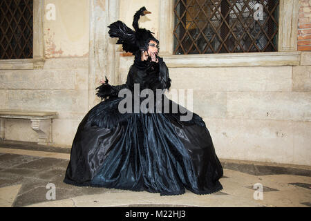 Cygne Noir - Femme costume halloween Masque de Venise - Carnaval de Venise Banque D'Images