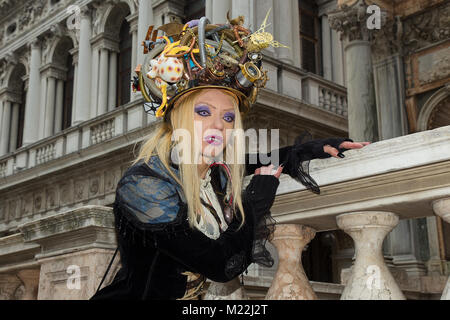 Carnaval de Venise - Portrait - Vampire Femme Masque de Venise avec des yeux bleu magique, dents de vampire, de longs cheveux blonds et chapeau artistique unique sur la Banque D'Images