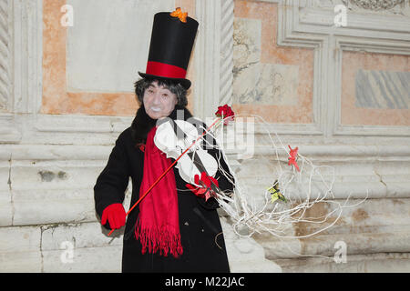 Pierrot mâles à jouer du violon avec rose rouge sur la place San Zaccaria - Carnaval de Venise Banque D'Images