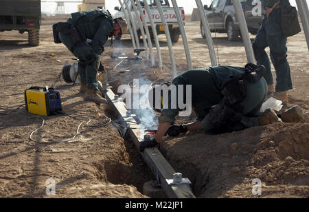 Les membres de la Guardia Civil espagnole de l'équipe de formation, Groupe de travail Besmaya, construire une enceinte le 3 janvier, 2018 à Besmaya complexe de formation, de l'Iraq. Le groupe de travail dirigé par l'espagnol est la formation de la Force de garde-frontières iraquiennes dans la construction et l'exploitation d'avant-postes frontaliers, ainsi que l'emploi des ensembles d'équipement standardisé appelé garde-frontière dans une boîte. La frontière irakienne Force de garde est chargé de contrôler les mouvements à travers la frontière et empêcher l'infiltration de terroristes. Besmaya complexe de formation est l'un des nombreux lieux de formation soutenu par la Force opérationnelle interarmées - Fonctionnement inhérentes Banque D'Images