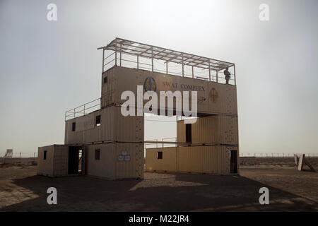 Les membres de la Guardia Civil espagnole de l'équipe de formation, Groupe de travail Besmaya, construire une enceinte le 3 janvier, 2018 à Besmaya complexe de formation, de l'Iraq. Le groupe de travail dirigé par l'espagnol est la formation de la Force de garde-frontières iraquiennes dans la construction et l'exploitation d'avant-postes frontaliers, ainsi que l'emploi des ensembles d'équipement standardisé appelé garde-frontière dans une boîte. La frontière irakienne Force de garde est chargé de contrôler les mouvements à travers la frontière et empêcher l'infiltration de terroristes. Besmaya complexe de formation est l'un des nombreux lieux de formation soutenu par la Force opérationnelle interarmées - Fonctionnement inhérentes Banque D'Images