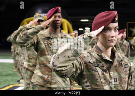 Soldats stationnés à Fort Bragg, N.C., saluer les couleurs pendant un matin tôt de répétition de la cérémonie d'avant-match à l'appui de l'Armée All-American Bowl, le 4 janvier 2018. L'All-American Bowl est une année d'engagement entre l'armée américaine et le peuple américain. L'Armée américaine sponsors l'Armée All-American Bowl et ses activités connexes comme une plate-forme pour engager les communautés locales, soutenir le développement de leaders de l'avenir de l'Amérique, l'Amérique et de permettre à l'occasion d'apprendre à mieux connaître l'une des équipes les plus polyvalents-l'armée américaine. L'All-American Bowl est le principal haut s Banque D'Images