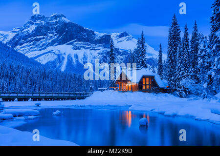 Emerald Lake Lodge de montagne en Colombie-Britannique Canada au cours de l'heure bleue au milieu de l'hiver Banque D'Images