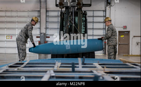 Navigant de première classe Landon Gonzales et Airman Benjamin Pierre, 2e Escadron de munitions munitions conventionnelles des membres de l'équipage, de déplacer un corps de bombe pour assemblée générale à base aérienne de Barksdale, en Louisiane, le 30 janvier 2017. La bombe qu'ils êtes l'assemblage est une munition explosive non connu comme une bombe Appareil factice-56. (U.S. Air Force Banque D'Images