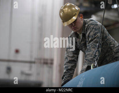 Navigant de première classe Landon Gonzales, 2e Escadron de munitions munitions classiques, membre de l'équipage se déplace une bombe de Assemblée générale à base aérienne de Barksdale, en Louisiane, le 30 janvier 2017. Sonu le 2e est également en charge de la construction et l'essai de fusées éclairantes et packs de démarrage des tests utilisés sur le B-52 Stratofortress. (U.S. Air Force Banque D'Images