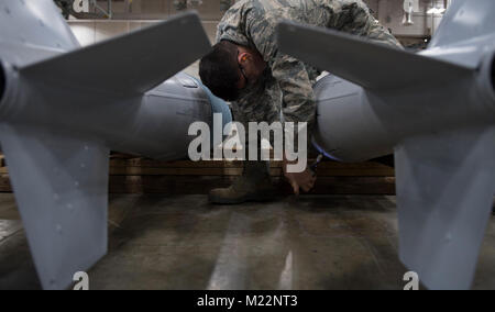 Navigant de première classe Landon Gonzales, 2e Escadron de munitions munitions classiques, membre de l'équipage vers le bas une queue vis sur une bombe Appareil factice-56 à Base aérienne de Barksdale, en Louisiane, le 30 janvier 2017. L'EDR-56 est une bombe inerte que la formation est d'environ 2 000 livres de béton. (U.S. Air Force Banque D'Images