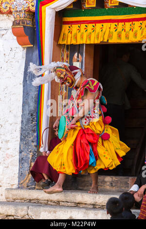 Prakhar Lhakhang, Bumthang, Bhoutan. Le moine bouddhiste Wearing Mask représentant la divinité mythologique émerge du monastère à exécuter une danse dans la D Banque D'Images