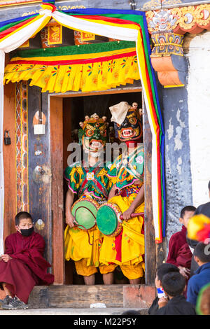 Prakhar Lhakhang, Bumthang, Bhoutan. Les moines portant des masques représentant des divinités mythologiques sortir du monastère pour exécuter une danse en th Banque D'Images