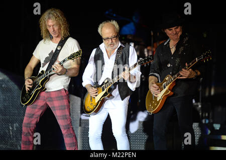 MIAMI, FLORIDE - le 12 mars : Bruce Watson, Mick Jones, Thom Gimbel de Foreigner effectue au Magic City Casino le 12 mars 2016 à Miami, Floride Personnes : Bruce Watson, Mick Jones, Thom Gimbel Banque D'Images