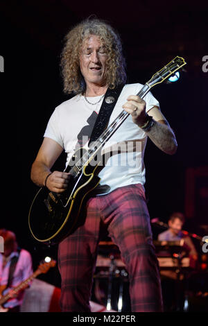 MIAMI, FLORIDE - le 12 mars : Bruce Watson de Foreigner effectue au Magic City Casino le 12 mars 2016 à Miami, Floride Personnes : Bruce Watson Banque D'Images