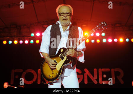 MIAMI, FLORIDE - le 12 mars : Mick Jones de Foreigner effectue au Magic City Casino le 12 mars 2016 à Miami, Floride Personnes : Mick Jones Banque D'Images