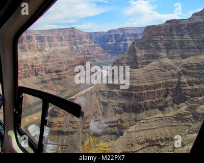 Vue aérienne d'un hélicoptère de la rivière Colorado qui serpente dans le Grand Canyon, Arizona, USA Banque D'Images