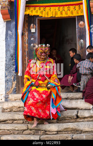 Prakhar Lhakhang, Bumthang, Bhoutan. Le moine bouddhiste Wearing Mask représentant la divinité mythologique émerge du monastère à exécuter une danse dans la D Banque D'Images