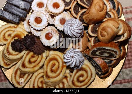 Table avec divers biscuits, tartes, gâteaux, petits gâteaux et cakepops Banque D'Images