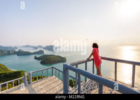 Touriste sur le podium est le point de vue sur le pic Ko Wua Ta Lap island et belle nature paysage au lever du soleil sur la mer à Mu Ko Ang Thong N Banque D'Images