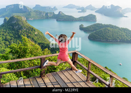 Touriste sautant avec plaisir qu'il a atteint le pic de montagne pour voir le magnifique paysage naturel de la mer du point de vue de Ko Wua Ta Lap islan Banque D'Images