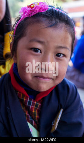 Prakhar Lhakhang, Bumthang, Bhoutan. Jeune fille bhoutanais. Banque D'Images