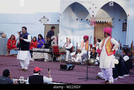 Lahore, Pakistan. 06Th Feb 2018. Artistes pakistanais effectuer au cours de la Culture Show à Bagh-e-Jinnah Théâtre en plein air . Credit : Rana Sajid Hussain/Pacific Press/Alamy Live News Banque D'Images