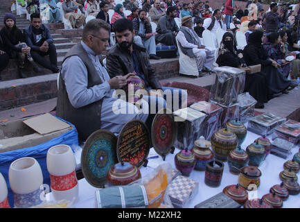 Lahore, Pakistan. 06Th Feb 2018. Artistes pakistanais effectuer au cours de la Culture Show à Bagh-e-Jinnah Théâtre en plein air . Credit : Rana Sajid Hussain/Pacific Press/Alamy Live News Banque D'Images