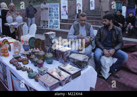 Lahore, Pakistan. 06Th Feb 2018. Artistes pakistanais effectuer au cours de la Culture Show à Bagh-e-Jinnah Théâtre en plein air . Credit : Rana Sajid Hussain/Pacific Press/Alamy Live News Banque D'Images