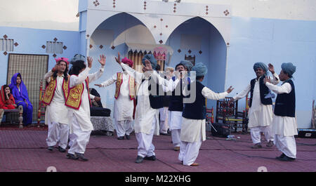 Lahore, Pakistan. 06Th Feb 2018. Artistes pakistanais effectuer au cours de la Culture Show à Bagh-e-Jinnah Théâtre en plein air . Credit : Rana Sajid Hussain/Pacific Press/Alamy Live News Banque D'Images