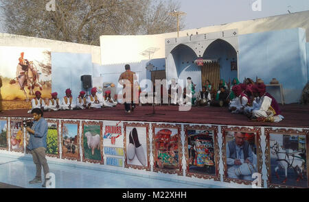 Lahore, Pakistan. 06Th Feb 2018. Artistes pakistanais effectuer au cours de la Culture Show à Bagh-e-Jinnah Théâtre en plein air . Credit : Rana Sajid Hussain/Pacific Press/Alamy Live News Banque D'Images