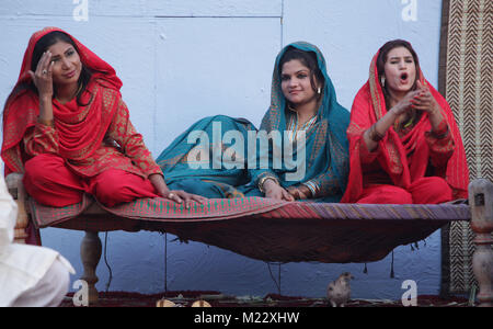 Lahore, Pakistan. 06Th Feb 2018. Artistes pakistanais effectuer au cours de la Culture Show à Bagh-e-Jinnah Théâtre en plein air . Credit : Rana Sajid Hussain/Pacific Press/Alamy Live News Banque D'Images