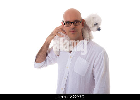 Portrait d'un homme avec des lunettes holding maltese dog sur son cou, isolé sur fond blanc Banque D'Images