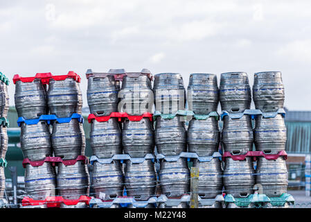 Les fûts de bière en métal brillant de barils de bière empilés pour l'expédition Banque D'Images