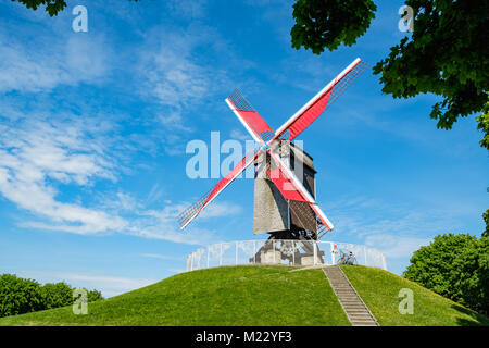 Moulin Sint-Janshuis, moulin avec quelques nuages et ciel bleu en arrière-plan Brugge, Belgique. Banque D'Images