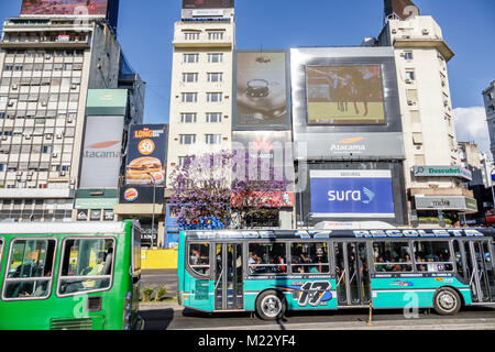 Buenos Aires Argentina,Avenida 9 de Julio,juillet 9 Avenue,route principale,bâtiments,ligne de bus dédiée,annonces,panneaux,Hispanic,Argentin argent Banque D'Images