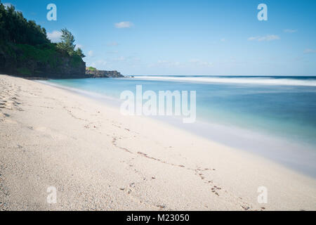Magnifique plage de sable blanc et bleu océan indien, plage tropicale Gris Gris, cap sur le Sud de l'Ile Maurice,filtre nd pour une longue exposition. Banque D'Images