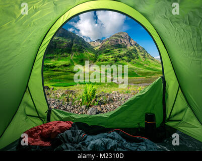 Vue à couper le souffle d'une tente à Glencoe, en Écosse, au lever du soleil Banque D'Images