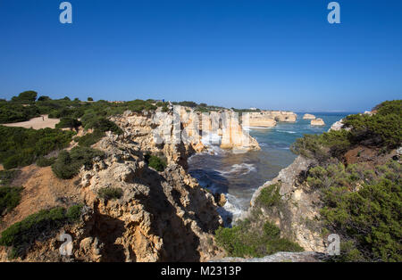 La plage de Marinha, Praia Marinha, situé sur la côte atlantique du sud dans la région d'Algarve, Portugal. Banque D'Images