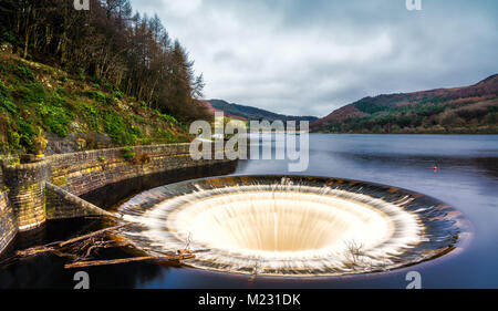 Le bouchon de trou à Ladybower Reservoir dans la vallée de la Derwent, dans le Derbyshire Banque D'Images