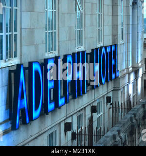 Enseigne au néon bleu pour Britannia Adelphi Hotel sur hotel externe mur juste en dessous de toiture en emplacement en centre-ville Liverpool Merseyside England UK Banque D'Images