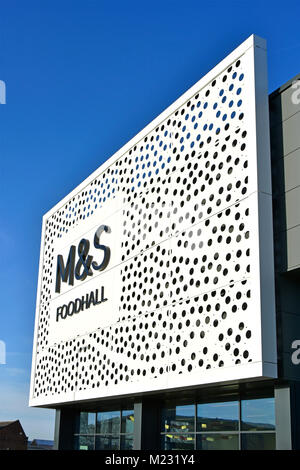 Motif à pois moderne de la façade avant et de l'affiche nouveau M&S. Bâtiment moderne de la salle à manger situé dans le parc commercial Clock Tower, bleu Sky Day Chelmsford Essex Angleterre Royaume-Uni Banque D'Images