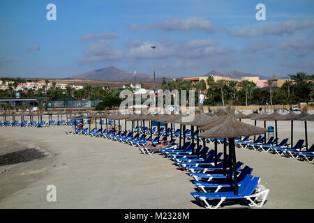 Chaises vides sur Costa Caleta de Fuste à Fuerteventura dans les îles Canaries, l'Espagne, de l'Union européenne. Banque D'Images