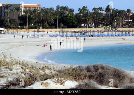 Les gens qui marchent par vide Transats sur Costa Caleta de Fuste à Fuerteventura dans les îles Canaries, l'Espagne, de l'Union européenne. Banque D'Images