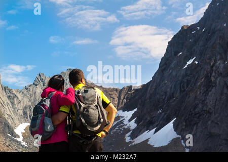 Jeune couple de touristes près de Mountain Lake Banque D'Images