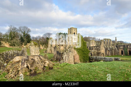 Les ruines de l'abbaye de Fountains sur un matin d'automne, vue de l'autre côté de la rivière Skell près de Ripon, Yorkshire, UK. Banque D'Images